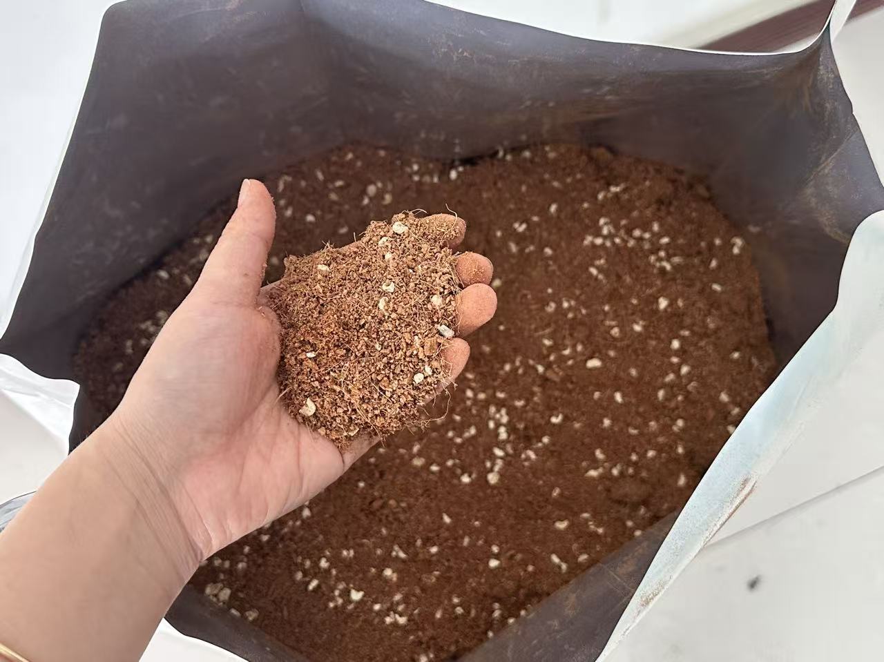 植物基颗粒实物,适用于陆地油污清理